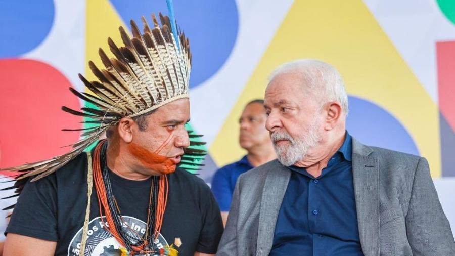 O presidente Lula ao lado de um indígena durante cerimônia de criação do Conselho de Participação Social e do Sistema de Participação Social Interministerial - 31.jan.2023 - Reprodução/Twitter/Ricardo Stuckert