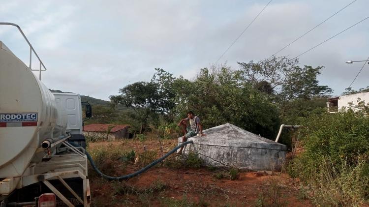 Carro-pipa pago pela prefeitura leva água a zona rural de Pariconha (AL)