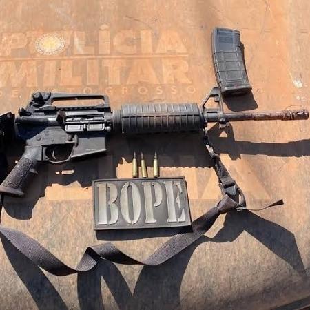 Policiais militares apreenderam fuzil com suspeito morto em confronto no Tocantins em meio à caçada aos envolvidos em um mega-assalto - Polícia Militar de Mato Grosso