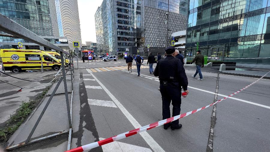 30.jul.23 - A fita da polícia bloqueia uma cena de acidente perto de um prédio comercial danificado na cidade de Moscou após um ataque de drone ucraniano relatado em Moscou, Rússia