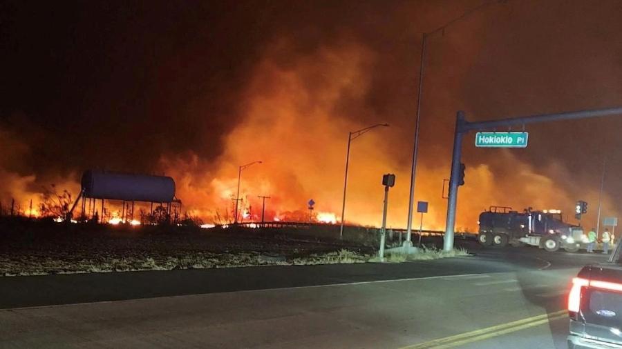 Um incêndio florestal queima na ilha de Maui perto de um cruzamento em Lahaina, Havaí, EUA 9 de agosto de 2023