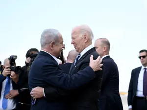 Biden sugere que Netanyahu prolonga guerra em Gaza para manter poder