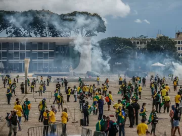 Dois brasileiros são detidos após Argentina mandar prender foragidos do 8/1