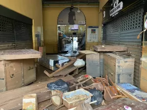 Mercado Público de Porto Alegre tem rastro da destruição após água recuar