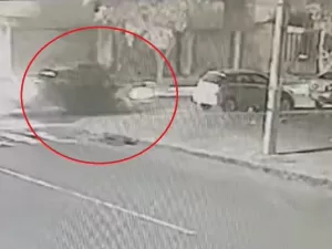 Vídeo: Carro dirigido por adolescente capota e mulher é arremessada em MG