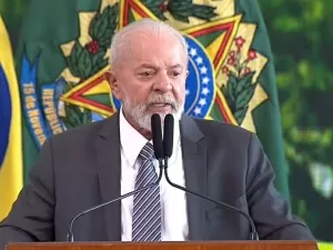 Lula acena ao agro, mas diz que 'quem toma terra são os bancos, não o MST'