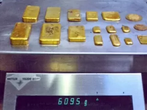 Chinês é preso no aeroporto de SP com 17 barras de ouro em sacos de café