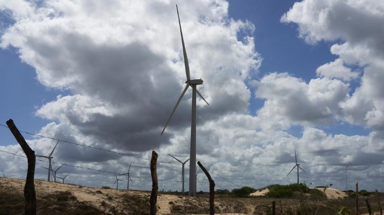 Dunas utilizadas pela comunidade centenária de Enxu Queimado foram cercadas com a chegada das torres eólicas          