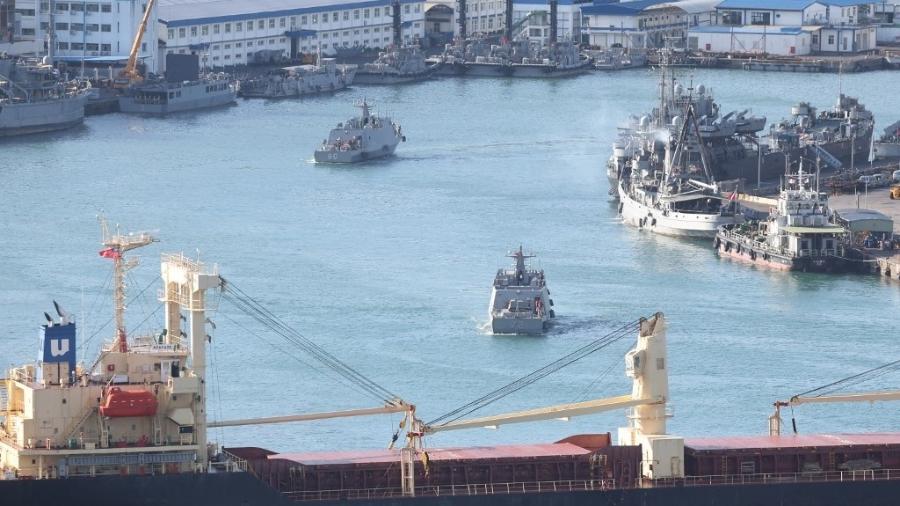 Barcos de mísseis Kuang Hua VI da marinha de Taiwan navegam no porto de Keelung