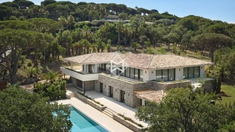 Mansão à venda em Saint-Tropez, na França; com decoração que lembra casas antigas do Mediterrâneo, mas toque moderno no interior, chega a custar R$ 100 milhões