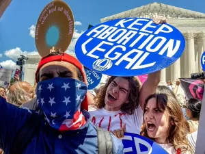 Aborto em pauta: domínio republicano endossa onda conservadora no Congresso