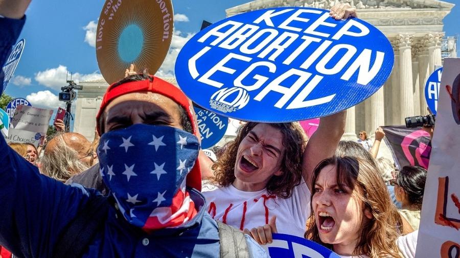 Manifestantes levantam placas pedindo continuidade da legislação sobre aborto nos Estados Unidos