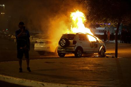 Um grupo de bolsonaristas queimam carros, ônibus e tentam invadir a sede da Polícia Federal em Brasília no dia 12 de dezembro de 2022