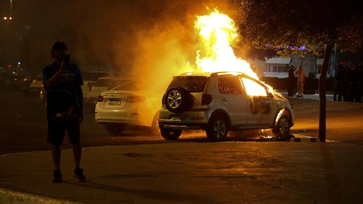 Grupo de bolsonaristas queima carros e ônibus e tenta invadir a sede da Polícia Federal em Brasília no dia 12 de dezembro de 2022