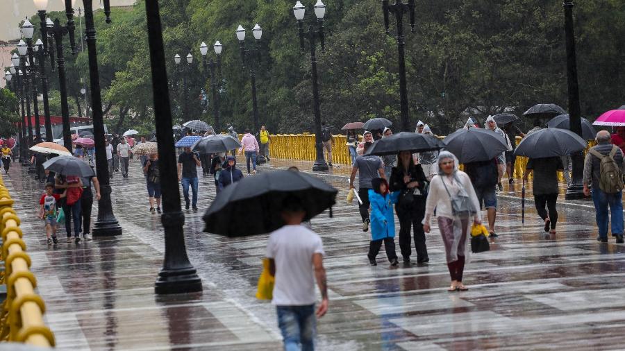 Pedestres enfrentam chuva na região do Viaduto Santa Ifigênia, no centro de São Paulo