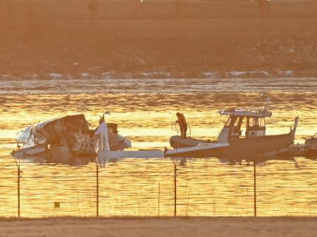 Parte dos destroços é vista enquanto barcos de resgate vasculham as águas do Rio Potomac após colisão e queda de um helicóptero e um avião em Washington, DC, nos EUA - Andrew CABALLERO-REYNOLDS / AFP