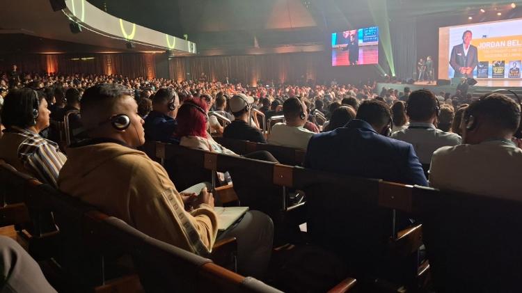 Auditório lotado para assistir Jordan Belfort, o Lobo de Wall Street