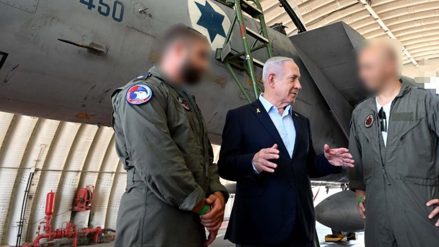 16.jun.2025 - Netanyahu ao lado de militares israelenses, em foto publicada nas redes sociais 16.jun.2025 - Netanyahu ao lado de militares israelenses, em foto publicada nas redes sociais