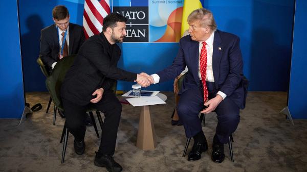 25.jun.2025 - Presidentes da Ucrânia, Volodymyr Zelensky, e dos EUA, Donald Trump, cumprimentam-se durante reunião em meio à cúpula da Otan em Haia
