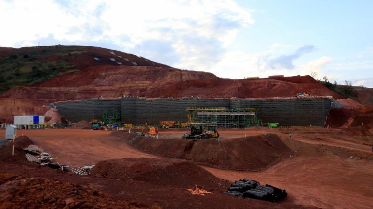 Uma seção dos blocos três e quatro da mina de Simandou, um dos maiores depósitos de minério de ferro do planeta, operada pela joint venture SimFer, da Rio Tinto e seus parceiros, na região de Nzerekore, na Guiné Uma seção dos blocos três e quatro da mina de Simandou, um dos maiores depósitos de minério de ferro do planeta, operada pela joint venture SimFer, da Rio Tinto e seus parceiros, na região de Nzerekore, na Guiné