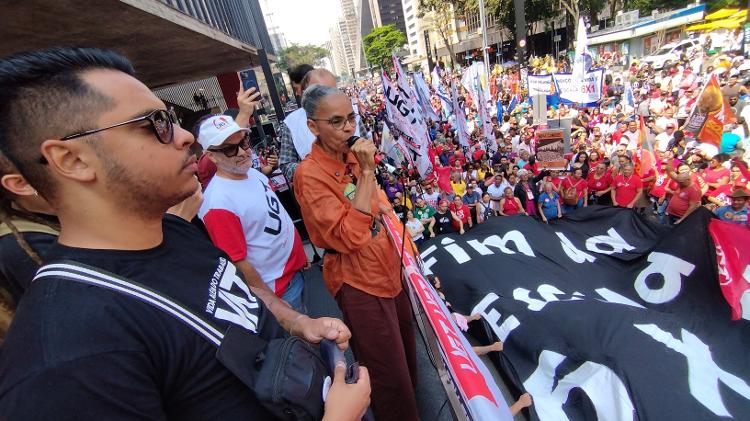 A candidata ao Senado Marina Silva discursa durante protesto pelo fim da escala 6x1 na avenida Paulista neste domingo
