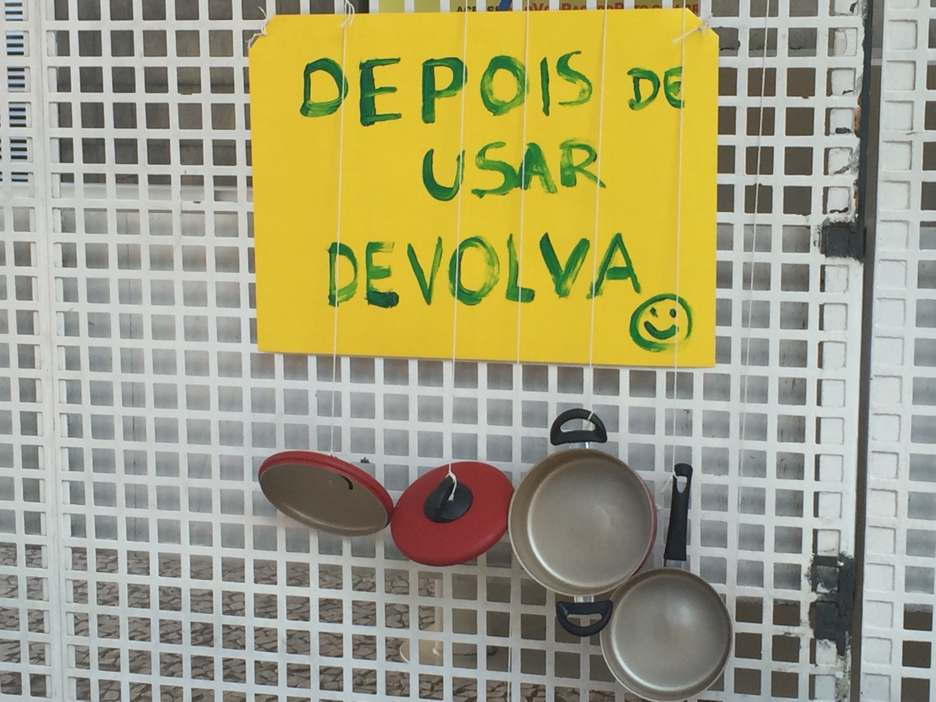 Panelas ficam a disposição de quem quiser pegar e sair batendo em protesto, mas precisa devolver - Pablo Raphael/UOL