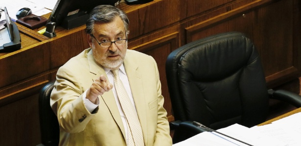 O senador Alejandro Guillier, candidato de esquerda nas eleições presidenciais do Chile e que recebeu apoio do Partido Socialista, da presidente Michelle Bachelet - REUTERS/Rodrigo Garrido