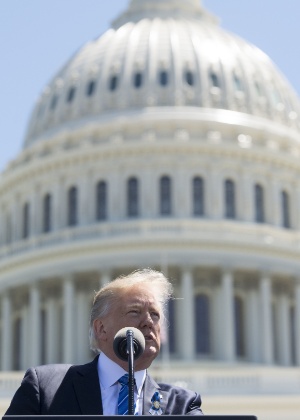 O presidente dos EUA, Donald Trump, faz discurso diante do Capitólio, em Washington - Saul Loeb/AFP