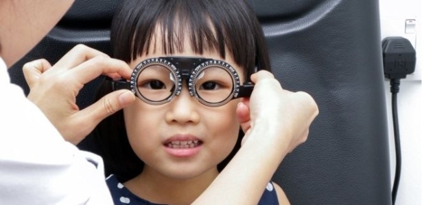 O aumento de miopia nas últimas décadas tem sido enorme e agora afeta a maioria dos jovens de alguns países asiáticos - GETTY IMAGES