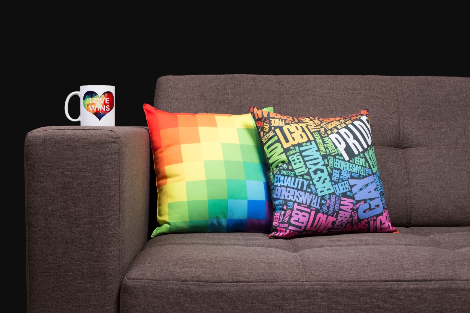 Almofada do site Logay, que comercializa roupas, acessórios e objetos de decoração que remetem à causa gay - Divulgação