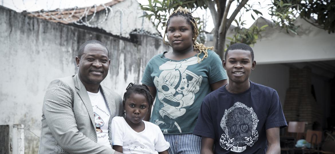 Omana Kasongo Ngandu Petench, refugiado da República do Congo, com seus filhos Steevana Wembonyama, Leticia Enungu Omana e Kevin Omana Kalema. Omana criou uma ONG para ajudar outros refugiados que chegam a São Paulo - Marcelo Justo/UOL