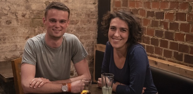 Will and Cristina em um restaurante em Londres; eles antes só conversavam sobre o atentado, mas viraram confidentes - BBC