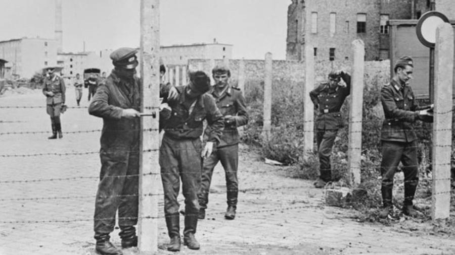 As autoridades da Alemanha Oriental começaram a erguer de forma abrupta o muro de Berlim em 1961 - Getty Images/BBC