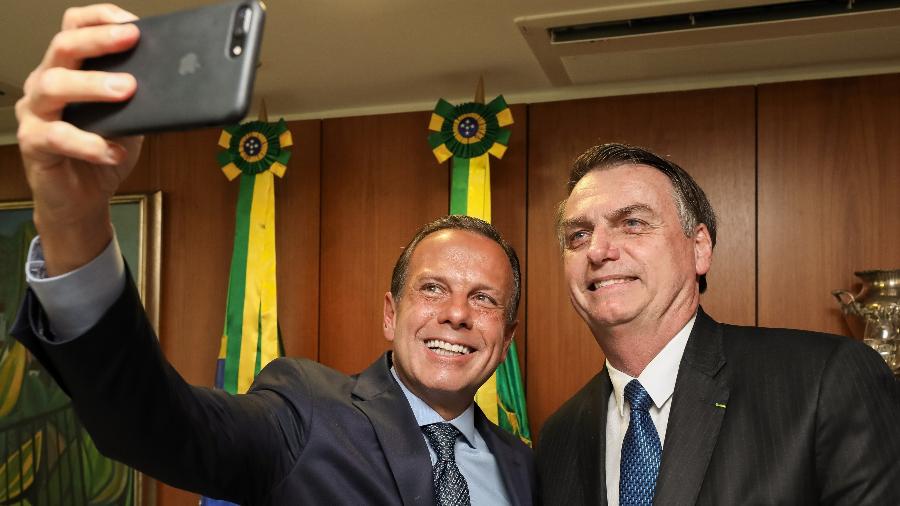 23.abr.2019 - João Doria, governador de São Paulo, tira uma foto com o presidente Jair Bolsonaro, no Palácio do Planalto - Marcos Corrêa/PR