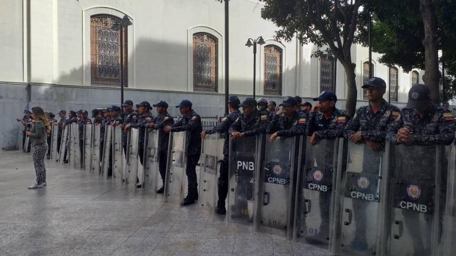 14.mai.2019 - Desde às 7h locais, membros da Guarda Nacional Bolivariana estariam cercando o prédio da Assembleia Nacional venezuelana - Reprodução/Twitter/@AsambleaVE