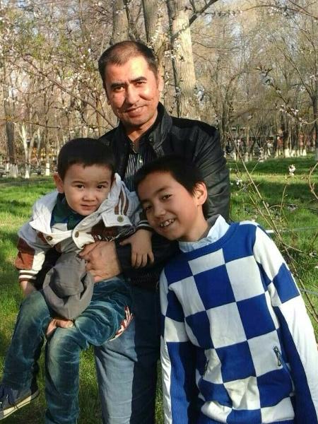 Abdulhamid Tursun com seus filhos Yunus (esq) e Imran em foto de 2015 - Abdulhamid Tursun via The New York Times