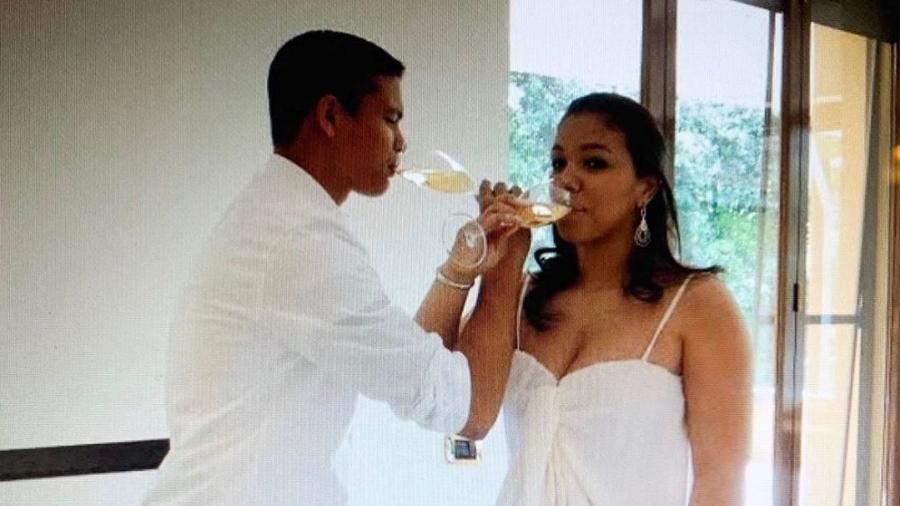 Belle Silva postou hoje uma foto romântica com o marido, Thiago Silva - Reprodução