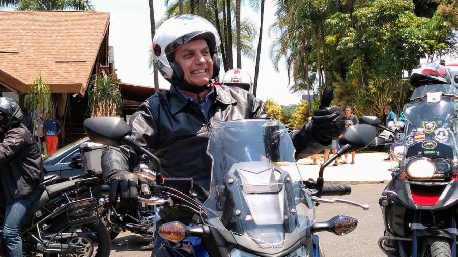 Bolsonaro em moto durante passeio em Brasília: ele afirmou hoje que pegou as gravações do seu condomínio no Rio - Guilherme Mazieiro/UOL