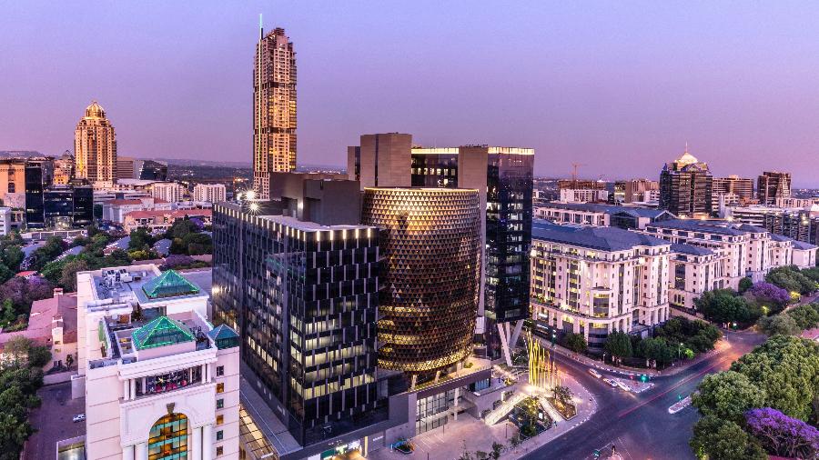 Fim de tarde em Sandton, em Joanesburgo (África do Sul), com o prédio Leonardo e os apartamentos Michelangelo - Getty Images