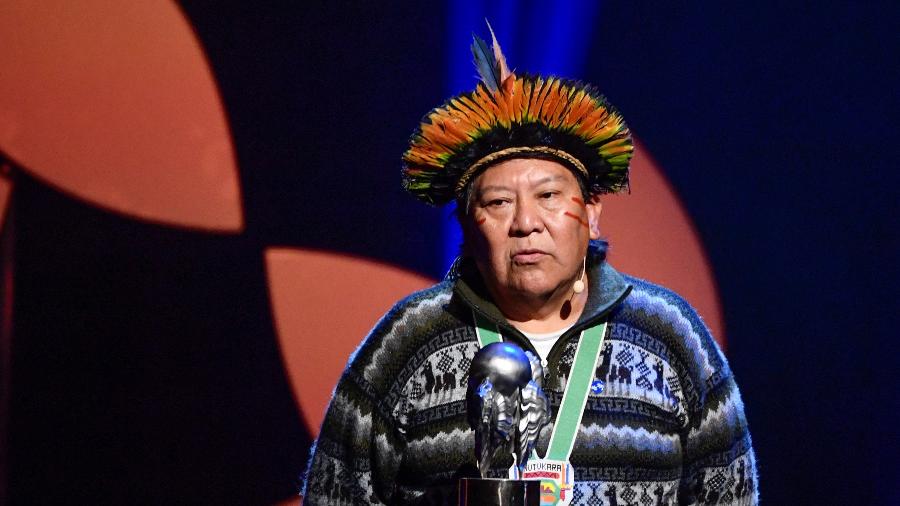 4.dez.2019 - Davi Kopenawa, líder indígena da tribo yanomami, recebe o prêmio Right Livelihood 2019, em Estocolmo, na Suécia - Erik Simander/TT News Agency/Reuters