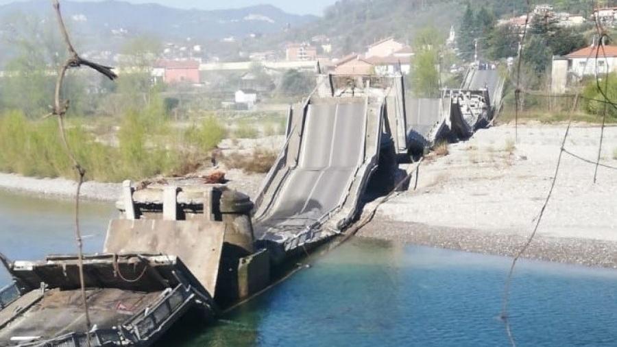 08.04.2020 - Ponte sobre o rio Magra, na Itália, desmorona - Reprodução/Twitter