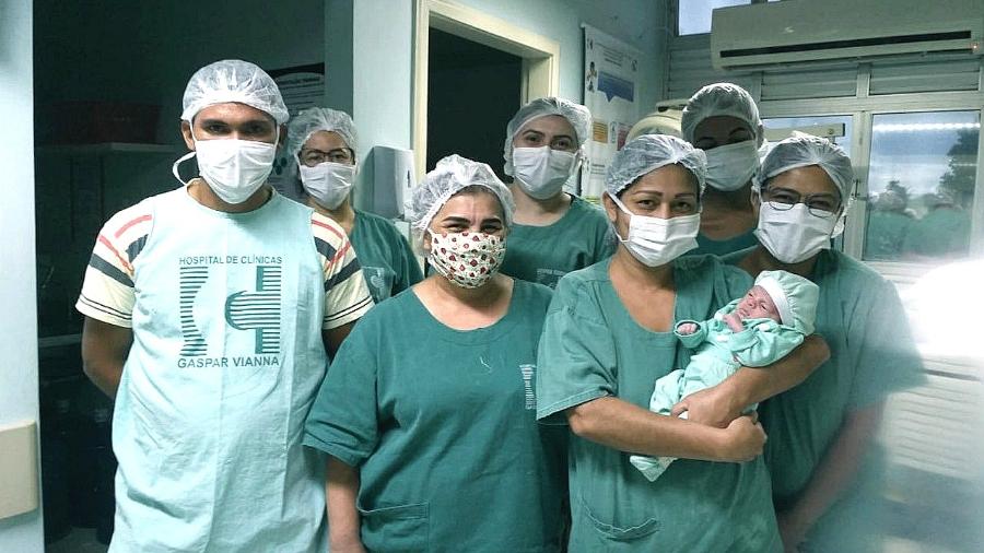 Equipe da UTI Neonatal do Hospital de Clínicas Gaspar Vianna com o bebê Pietro - Ascom/HCGV