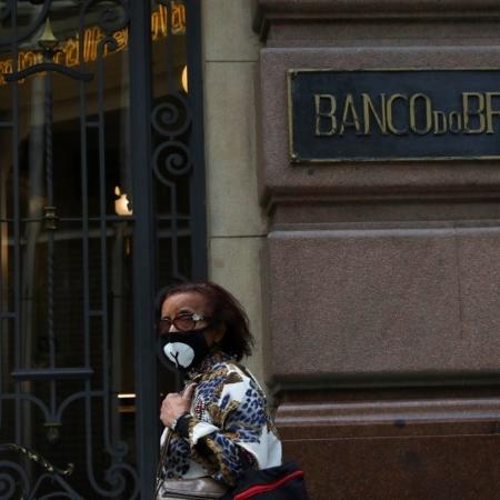 Mulher usa máscara de proteção em frente a agência do Banco do Brasil em São Paulo; O governo do estado lançou site para dar orientações sobre o uso correto do acessório - Reuters