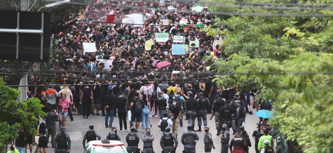 Manifestantes fazem protesto contra o racismo e a favor da democracia em Manaus (AM) - DMAR BARROS/FUTURA PRESS/ESTADÃO CONTEÚDO