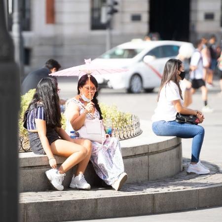 Primeiro dia do uso obrigatório de máscaras em Madri, na Espanha, casou com a chegada de onda de calor de 40 ºC - Jon Imanol Reino/NurPhoto via Getty Images