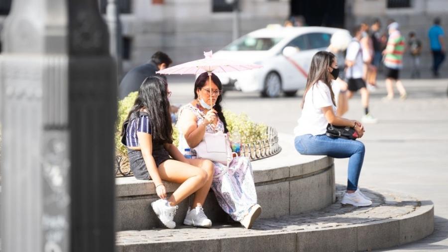 Primeiro dia do uso obrigatório de máscaras em Madri, na Espanha, casou com a chegada de uma onda de calor de até 40 ºC na Europa - Jon Imanol Reino/NurPhoto via Getty Images