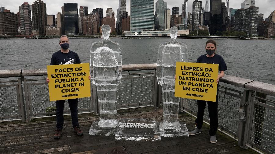 Ativistas do Greenpeace protestam contra a política de defesa do meio ambiente dos presidentes dos Estados Unidos e do Brasil - Carlo Allegri/Reuters