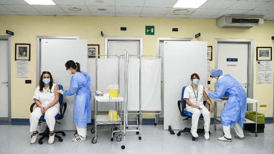 Enfermeiras aplicam vacinas contra a covid-19 no hospital de Cremona - POOL/REUTERS