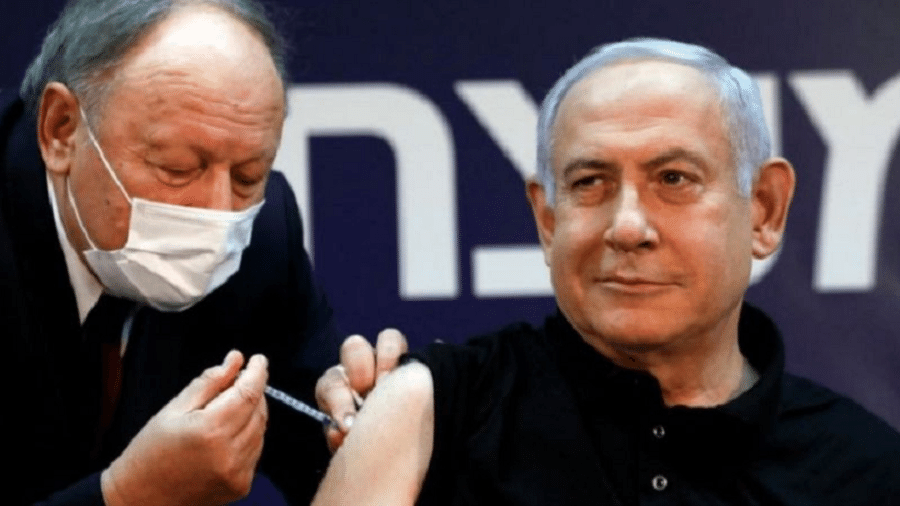 Netanyahu foi o primeiro israelense a ser vacinado no programação de imunização iniciado em meados de dezembro - Amir Cohen/Reuters