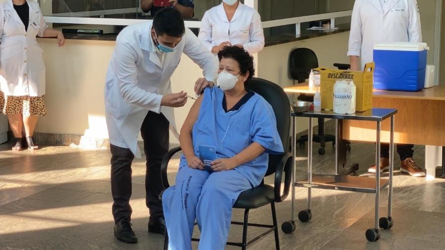 A técnica de enfermagem Izamara Barbosa, 59, foi a primeira a se vacinar no Hospital Municipal Ronaldo Gazolla - Tatiana Campbell/Colaboração para o UOL